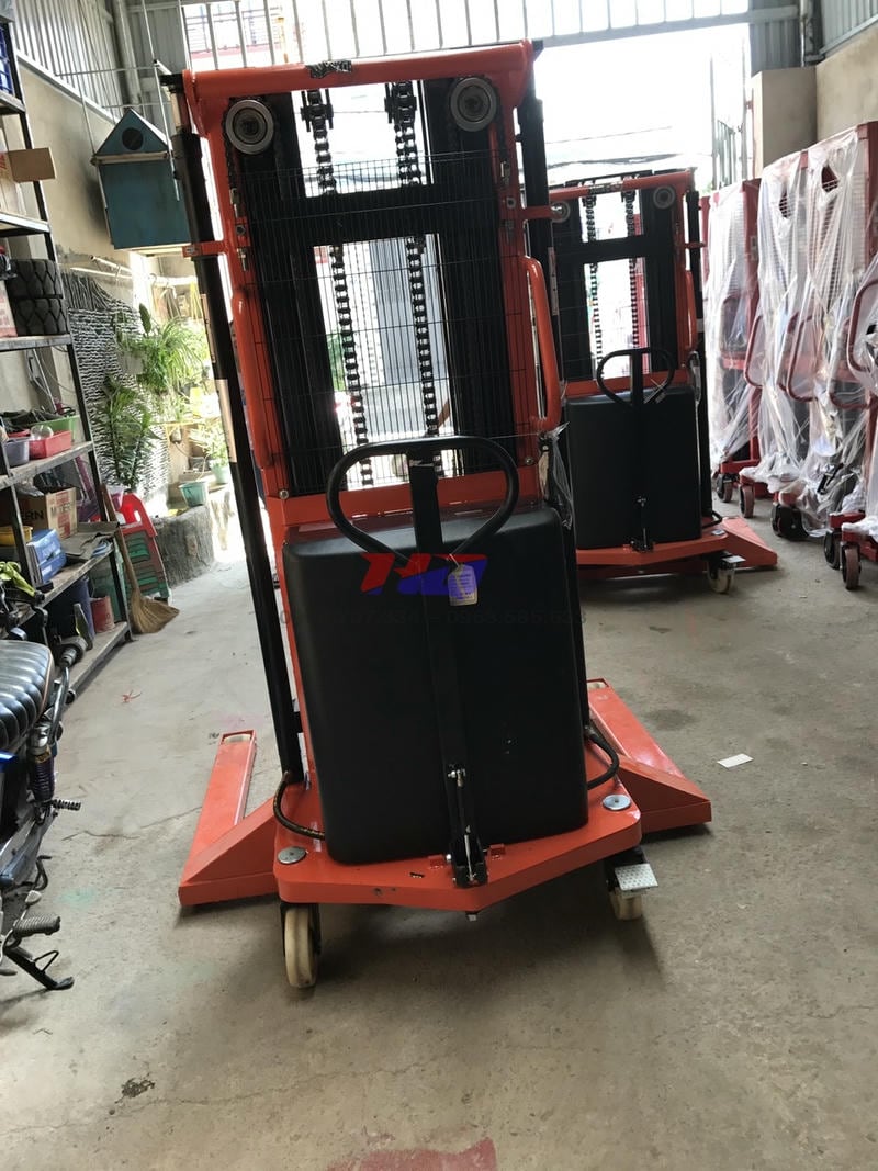 Xe bán tự động phù hợp khi cần nâng nhiều lần mỗi ca, còn xe tay