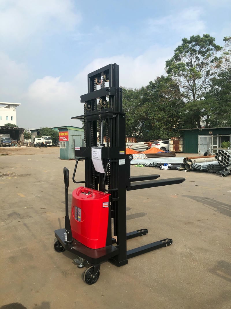 Xe phù hợp pallet 1 mặt không thanh giằng, vì càng nâng cần không gian tiếp