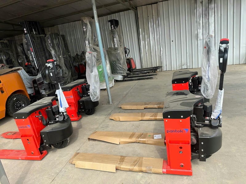 Xe nâng tay điện có giá 20.000.000 - 40.000.000 đ, phù hợp di chuyển pallet