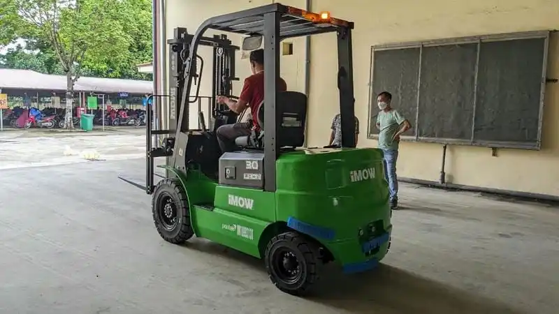 Thuê xe nâng theo ngày tính theo 8 giờ làm việc
