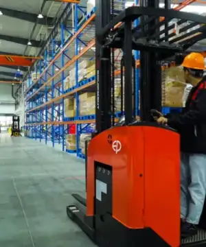 Xe Nâng Điện Đứng Lái 1.5 Tấn CQD15SD Reach Truck Nâng Cao 11.5mXe Nâng Điện Đứng Lái 1.5 Tấn Reach Truck Nâng Cao 11.5m