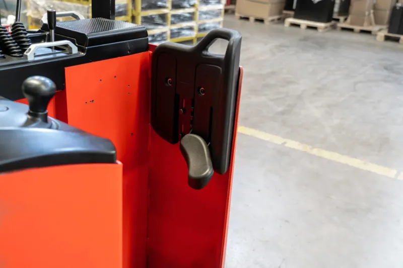 Giá xe nâng điện 2.5 tấn theo pin, điện áp và cột nâng
