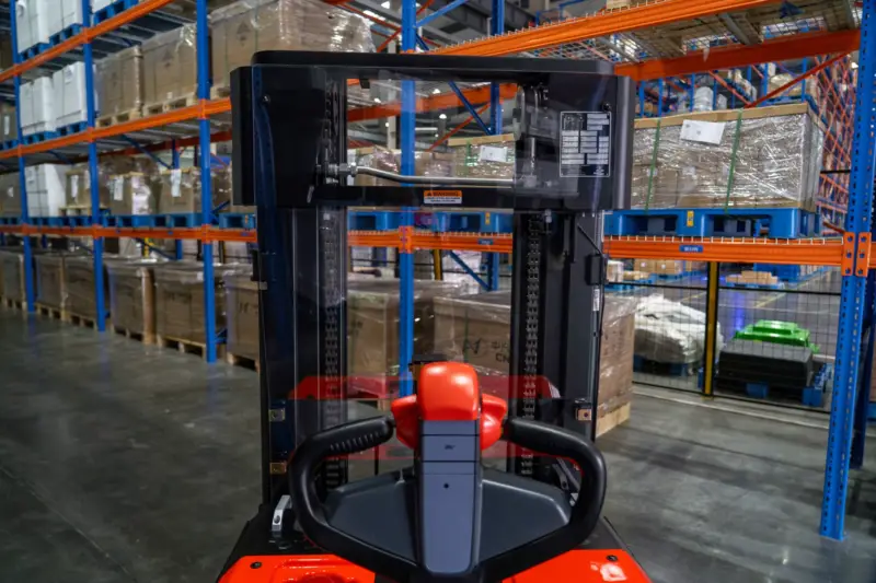 Xe nâng điện lithium 48V giảm bảo trì trong kho logistics