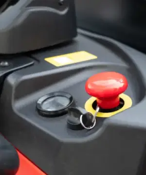 Xe nâng điện đứng lái RSi201 với nút dừng khẩn cấp trên thân xe