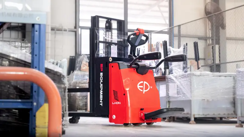 Xe nâng điện đứng lái RSi201 di chuyển linh hoạt trong kho hàng