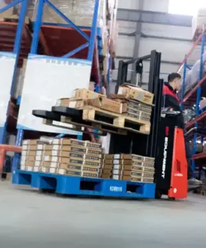 Xe nâng điện đứng lái RSi201 đang nâng pallet hàng trong kho cao