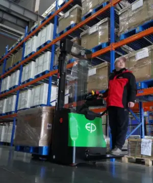 Xe nâng điện đứng lái RSB202 di chuyển hàng hóa trong kho cao tầng