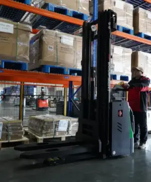 Xe nâng điện đứng lái RSB202 di chuyển hàng hóa trong kho