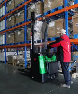 Người vận hành xe nâng điện đứng lái RSB202 trong kho hàng cao tầng