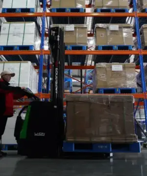 Xe nâng điện đứng lái RSB202 di chuyển pallet hàng trong kho