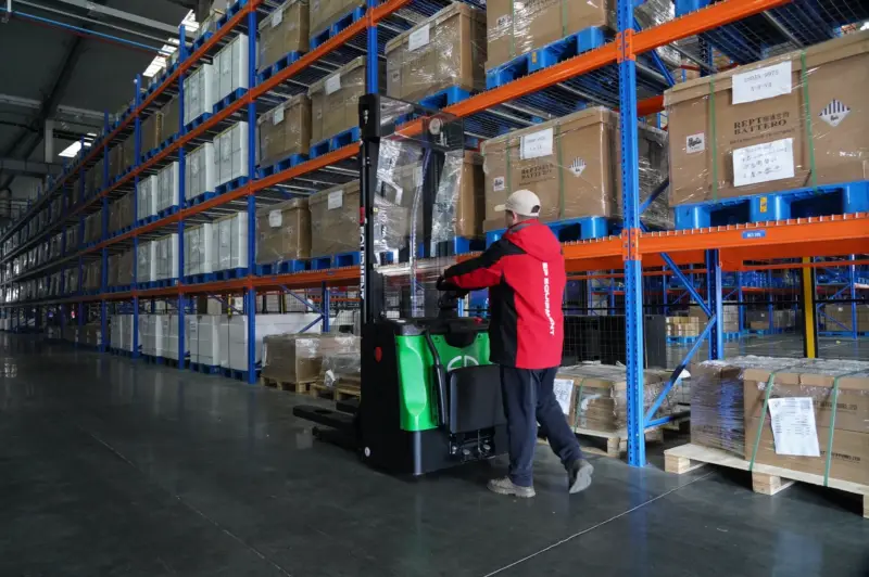 Nhân viên điều khiển xe nâng điện RSB202 trong kho hàng cao kệ