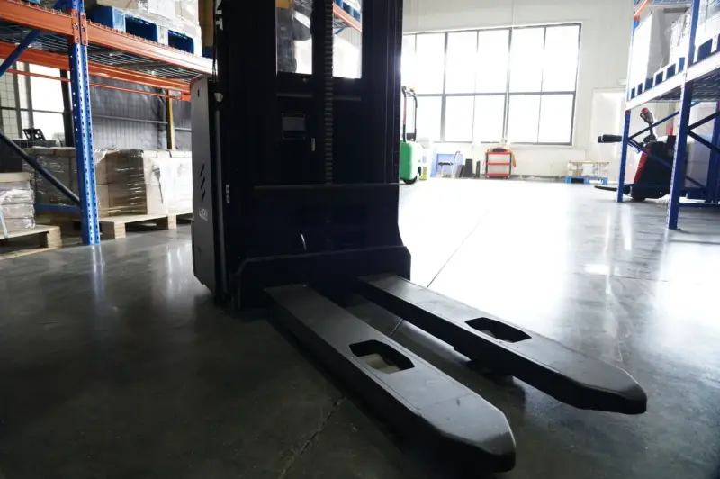Xe nâng điện đứng lái RSB202 với càng dài đang sẵn sàng nâng hàng