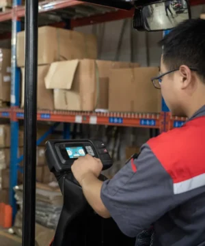 Xe Nâng Điện Đứng Lái Reach Truck 2.5 Tấn CQD25RV Nâng 12.5m 48 V