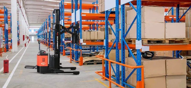 Xe Nâng Điện Đứng Lái Reach Truck 1.5 Tấn CQE15S Nâng 5.5m Ắc Quy/Pin 24 V