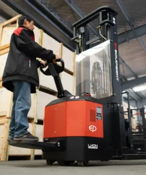Xe Nâng Điện Đứng Lái Reach Truck 1.5 Tấn CQE15S Nâng 5.5m Ắc Quy/Pin 24 V