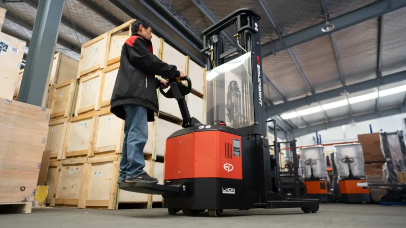 Xe Nâng Điện Đứng Lái Reach Truck 1.5 Tấn CQE15S Nâng 5.5m Ắc Quy/Pin 24 V