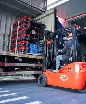 Xe Nâng Điện Ngồi Lái TVL163 bốc dỡ hàng trong kho bãi rộng