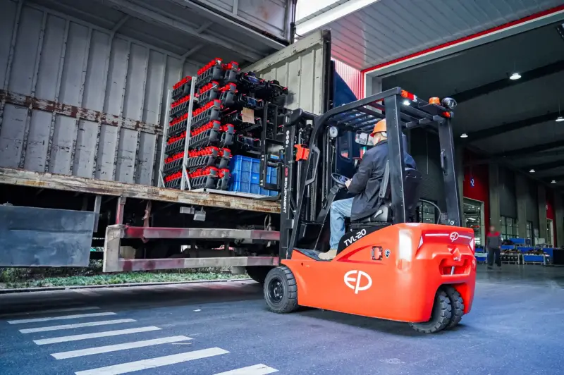Xe Nâng Điện Ngồi Lái TVL163 bốc dỡ hàng trong kho bãi rộng