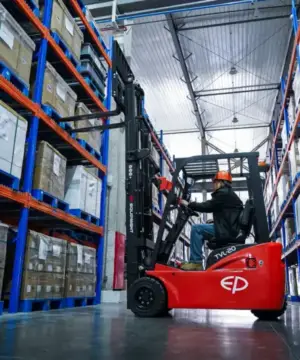 Khung đúc liền của TVL163 giúp xe vững hơn khi nâng hàng cao