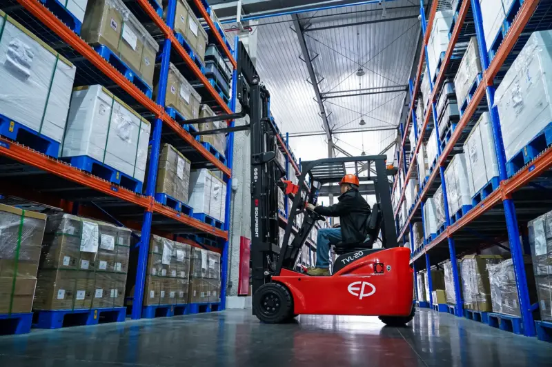 Khung đúc liền của TVL163 giúp xe vững hơn khi nâng hàng cao